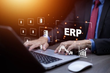 İş adamları ERP için belge yönetimi yapan bir dizüstü bilgisayar kullanıyor. Girişim kaynak planlaması konsepti, Girişim Kaynak Yönetimi ERP yazılım sistemi iş kaynakları planı sunulmuştur.