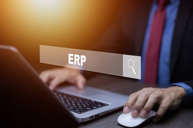 İş adamları ERP için belge yönetimi yapan bir dizüstü bilgisayar kullanıyor. Girişim kaynak planlaması konsepti, Girişim Kaynak Yönetimi ERP yazılım sistemi iş kaynakları planı sunulmuştur.