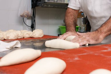 Ekmek hamurunu elle katlıyorum.