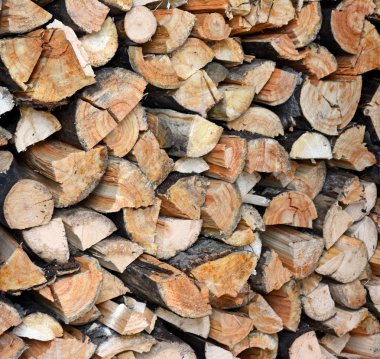 Sıkıca paketlenmiş kıyılmış günlükleri woodpile sonu
