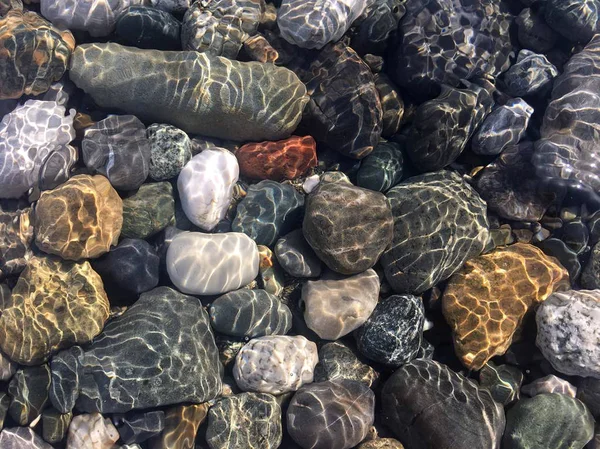 Pedras marinhas em água do mar limpa. Pebbles debaixo de água — Fotografia de Stock