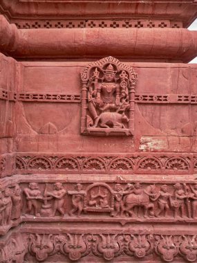 03 Kasım 2019, Jain Mandir Bhiloda Gujarat Hindistan 'da kirti pulunun kenarından oyma.