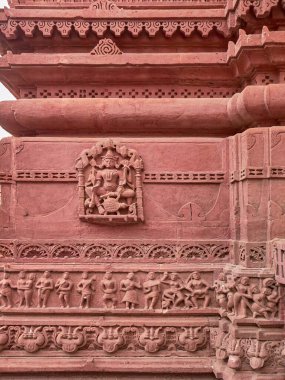 03 Kasım 2019, Jain Mandir Bhiloda Gujarat Hindistan 'da kirti pulunun kenarından oyma.