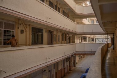 09 Mar 2011-Çoklu Fırtınalı Chawl Bursu Mumbai Maharashtra INDIA Yolu