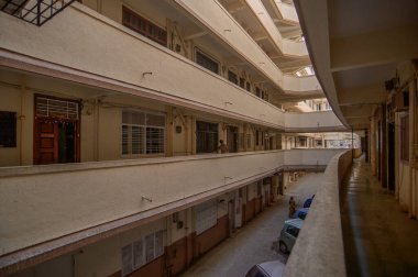 09 Mar 2011-Çoklu Fırtınalı Chawl Bursu Mumbai Maharashtra INDIA Yolu