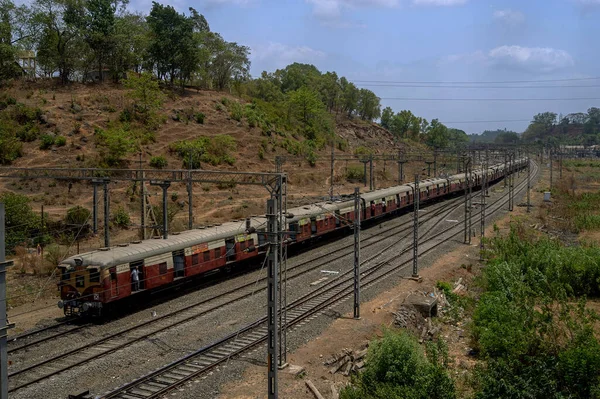 May 2009 Trem Chegando Distrito Karjat Raigad Maharashtra Índia — Fotografia de Stock