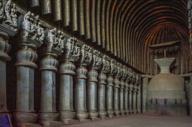 15-Mayıs-2009-Dekoratif Sütunlar ve İ.Ö. 2. yüzyılda Karla mağaralarında Budist stupası. , Lonavala, Maharashtra, Hindistan Asya