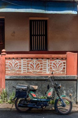 27-Jan-2013 Art Deco çimento ızgarasının yanına park etmiş Udupi Karnataka INDIA Asia