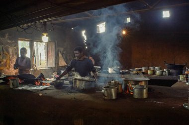 Jamshedpur Jharkhand INDIA asi 'den 28 Aralık 2014-Mutfak Geleneksel Hint yol kenarı Gıda Merkezi (Dhaba) 70 km