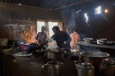 Jamshedpur Jharkhand INDIA asi 'den 28 Aralık 2014-Mutfak Geleneksel Hint yol kenarı Gıda Merkezi (Dhaba) 70 km
