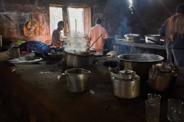 Jamshedpur Jharkhand INDIA asi 'den 28 Aralık 2014-Mutfak Geleneksel Hint yol kenarı Gıda Merkezi (Dhaba) 70 km