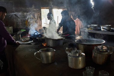 Jamshedpur Jharkhand INDIA asi 'den 28 Aralık 2014-Mutfak Geleneksel Hint yol kenarı Gıda Merkezi (Dhaba) 70 km