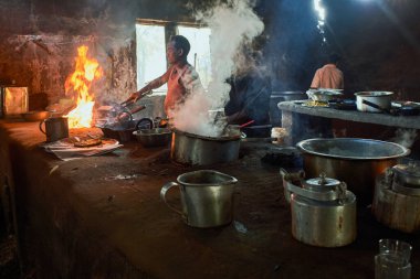 Jamshedpur Jharkhand INDIA asi 'den 28 Aralık 2014-Mutfak Geleneksel Hint yol kenarı Gıda Merkezi (Dhaba) 70 km