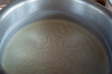 03 Ocak 2009 Alüminyum kapta tam yağlı bufalo sütü Gondal Saurashtra Gujarat Hindistan