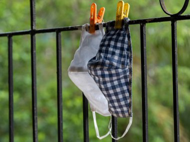 14 Haziran 2020 19 beyaz ve gri çizgili yüz maskesi Lokgram Kalyan Maharashtra Hindistan 'ı kurutmak için asılıyor.