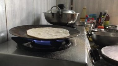 03 Temmuz 2020 'de Piped Gas Ocağı' nda Buğday unu Chapati veya Roti Hint Ekmeği yapan kadınlar Kalyan Maharashtra Hindistan