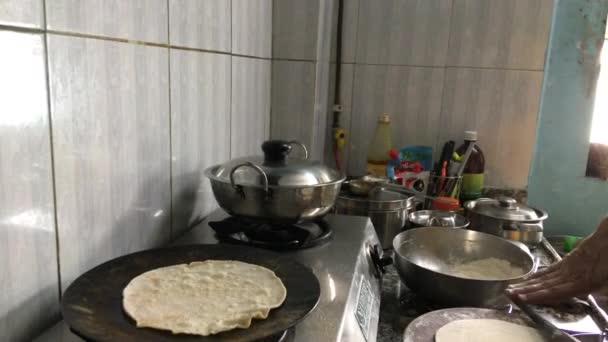 2020年7月3日小麦の粉シャパティやローティ インディアパンを作る女性たちがガスコンロで食べる Kalyan Maharashtra India — ストック動画