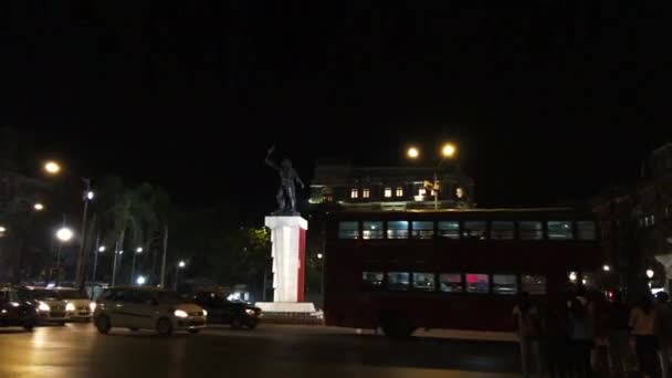 Fontána v pozdním večerním provozu ukazuje světlo Fort Mumbai — Stock video