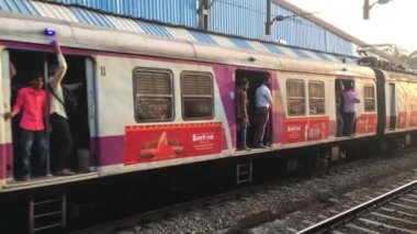 Elektrik banliyö treni Dombivli istasyonundan CST 'ye 