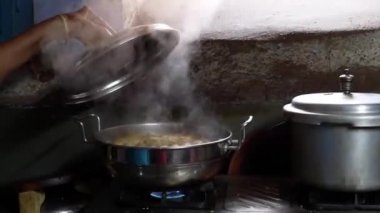 ve Buharlı Sebze Lid 'i kaldırmak Muthia Gujarati Savory Idar 