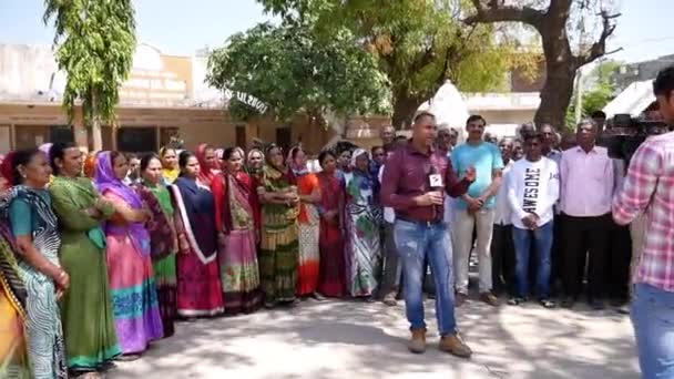 Media person covering news of people gathered to protest against the water shortage at Village square — Stock Video