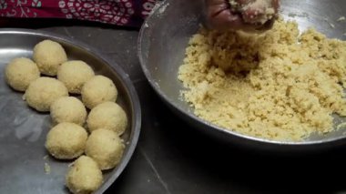  Pripering Sooji ya da Rawa lamolina Idar kasabasında tatlı Ladoo. 