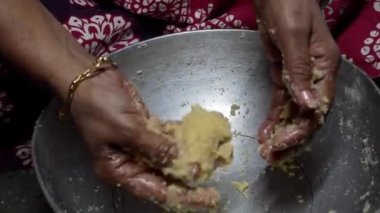 Ladoo OverPripering Sooji veya Rawa lamolina Idar kasabasında tatlı Ladoo.