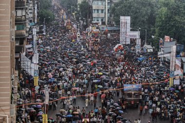 Lord Ganesh Ganpati filinin 04-0-2005-Idol 'u Chowpatty' de tanrı visarjan; Bombay Mumbai; Maharashtra; Hindistan