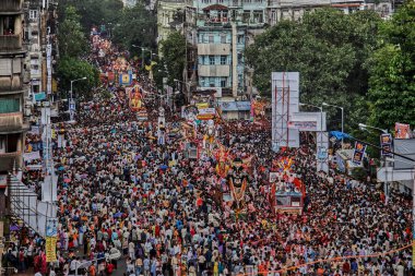 Lord Ganesh Ganpati filinin 04-0-2005-Idol 'u Chowpatty' de tanrı visarjan; Bombay Mumbai; Maharashtra; Hindistan