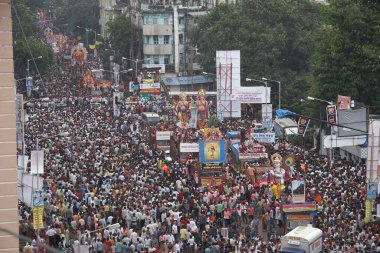 Lord Ganesh Ganpati filinin 04-0-2005-Idol 'u Chowpatty' de tanrı visarjan; Bombay Mumbai; Maharashtra; Hindistan