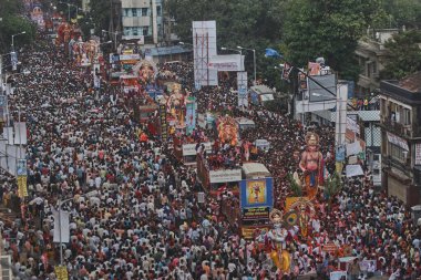 Lord Ganesh Ganpati filinin 04-0-2005-Idol 'u Chowpatty' de tanrı visarjan; Bombay Mumbai; Maharashtra; Hindistan
