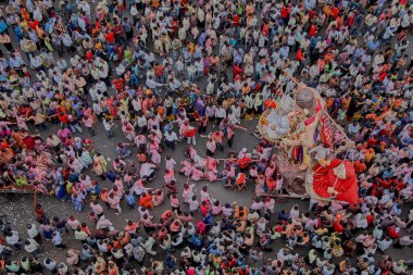 Lord Ganesh Ganpati filinin 04-0-2005-Idol 'u Chowpatty' de tanrı visarjan; Bombay Mumbai; Maharashtra; Hindistan