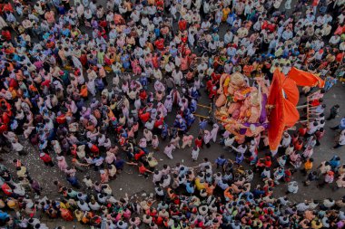 Lord Ganesh Ganpati filinin 04-0-2005-Idol 'u Chowpatty' de tanrı visarjan; Bombay Mumbai; Maharashtra; Hindistan