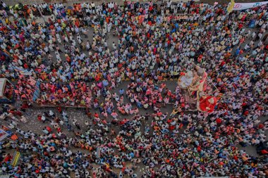 Lord Ganesh Ganpati filinin 04-0-2005-Idol 'u Chowpatty' de tanrı visarjan; Bombay Mumbai; Maharashtra; Hindistan