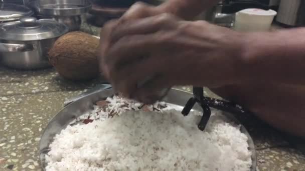 Mannens hand skrapa torr kokosnöt med hemmagjord rivjärn. närbild — Stockvideo