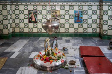 21 Ağustos 2006 Shiva Lingam Jagannath Shiva Tapınağı Walkeshwar Mumbai Maharashtra Hindistan
