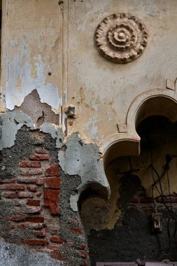 20 Ağustos 2006 Eski Turuncu Kemerli Tuğla Duvar Yapısı Yapılandırma Arka planı Walkeshwar Mumbai Maharashtra Hindistan