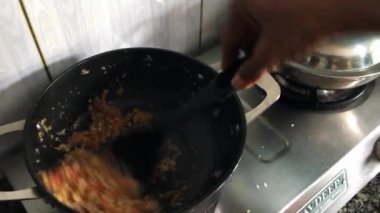 Law Flame Masala, Puneri Misalmasala Lokgram Kalyan için Yağda kavruluyor