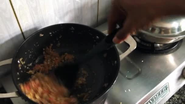 Ley Llama Masala tostado en aceite para Puneri Misalmasala Lokgram Kalyan — Vídeos de Stock