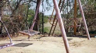 Boş oyun parkı sert güneş ışığı. Swing yaz ya da bahar günleri sıcaktı. İnsan yok. Çocuk yok. Idar yakınlarında Hinglaj Vilage var.