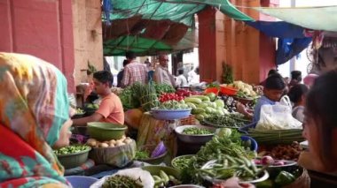 Eski Idar kasabasının saat kulesinin altındaki sebze pazarında yerel kadınlar