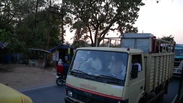 Heavy Truck Traffic Longa fila de automóveis estão se movendo em Idar para Himatnagar — Vídeo de Stock