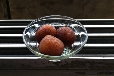 26 Temmuz 2020 Ev Yapımı Gulab Jamun Hint alt kıtası Lokgram Kalyan Maharashtra Hindistan 'dan süt bazlı bir tatlıdır.
