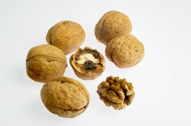 21 Kasım 2004 Walnut Whole ve Crack and Shell beyaz arka planda kalyan Maharashtra INDIA