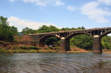 11 Haziran 2009 Arjuna Nehri alçak açısı; Rajapur; Ratnagiri ilçesi; Konkan; Maharashtra; Hindistan