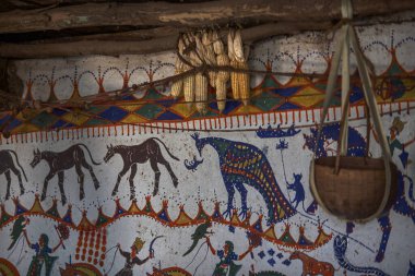 26 Kasım 2006 Rathwa kabilesi Pithora Çamur florlu ve harap çatı Champaner, Pawagadh UNESCO dünya mirası alanı Panchmahal bölgesi Gujarat, Hindistan