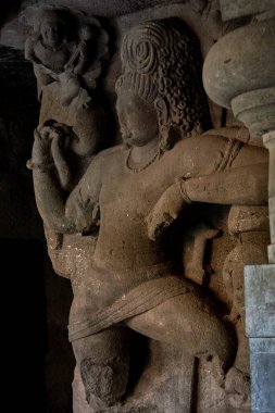  Fil Mağarası 'ndaki kırık Shiva heykeli Mumbai Maharashtra INDIA' daki UNESCO dünya mirası sahasında.