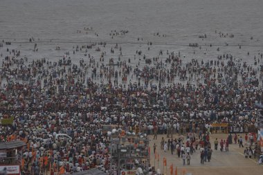 Lord Ganesh Ganpati filinin 04-0-2005-Idol 'u Chowpatty' de tanrı visarjan; Bombay Mumbai; Maharashtra; Hindistan