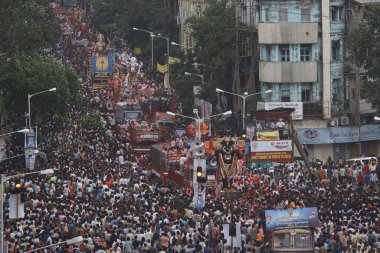 Lord Ganesh Ganpati filinin 04-0-2005-Idol 'u Chowpatty' de tanrı visarjan; Bombay Mumbai; Maharashtra; Hindistan