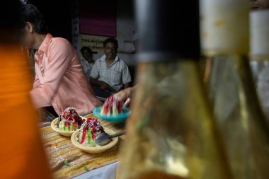 Chandod Dabhoi taluka, Vadodara İlçesi GUJARAT INDIA Asya Masasında 31 Mar 2007sokak nikahlı Renkli Donmuş Meyveli İçecekler Satışı